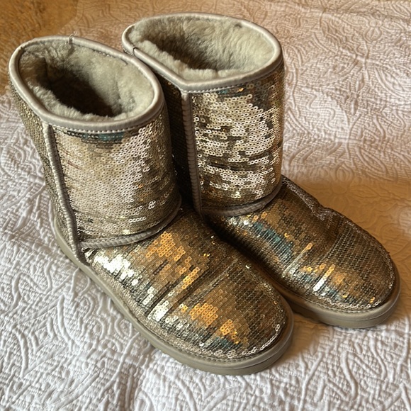 UGG Classic Short Sparkles Bootie Sequin Gold Size 6 - Picture 4 of 11
